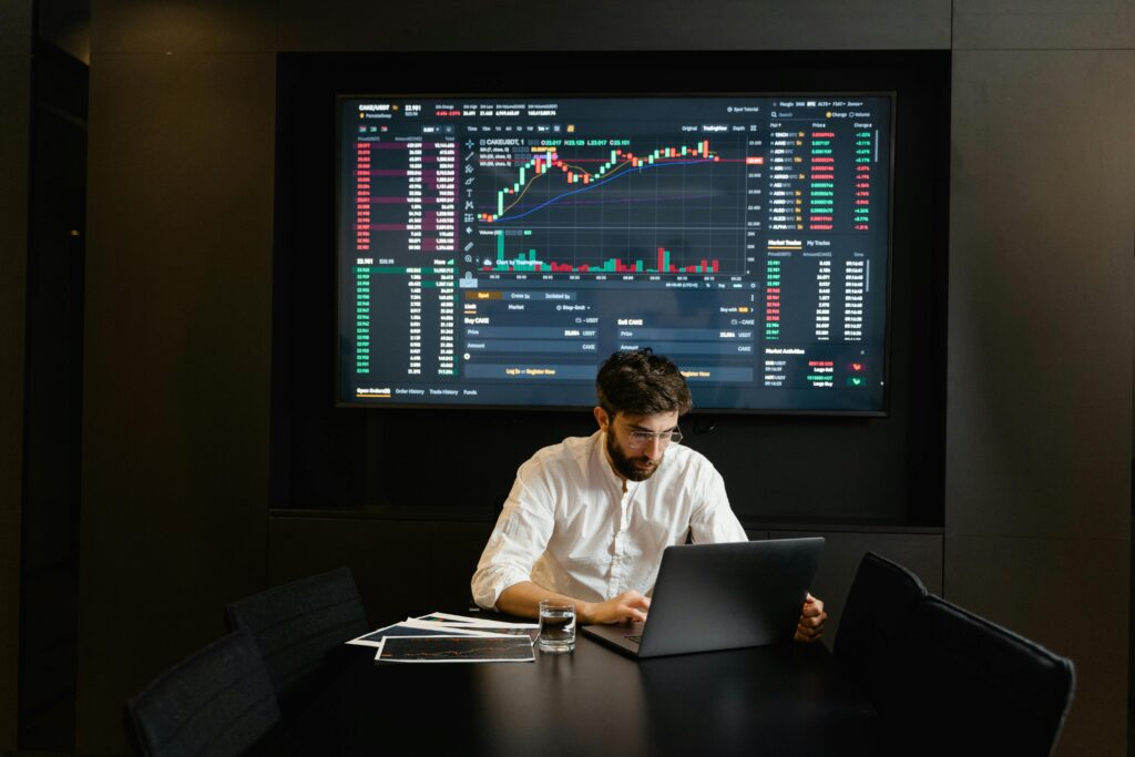 Brocker financiero ejecutando órdenes bursátiles